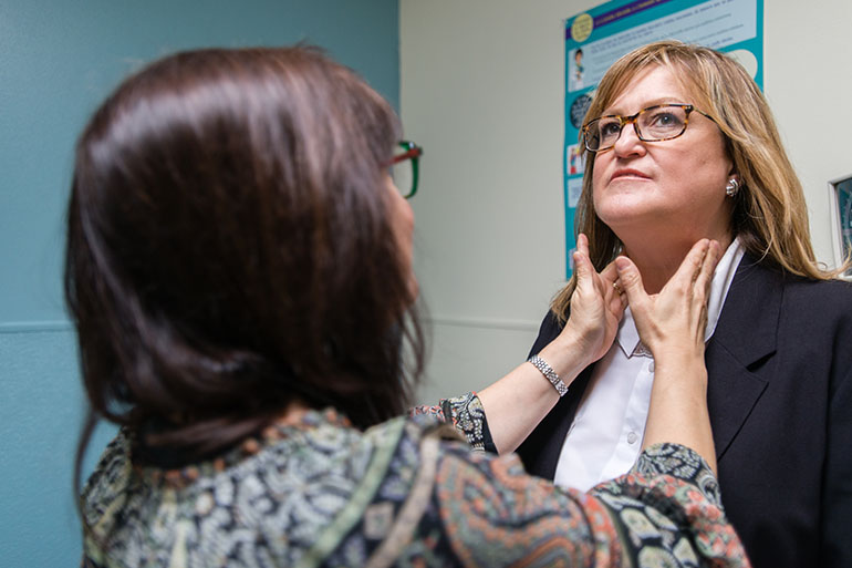 Lisa Zeelander, a medical doctor at Valley Community Healthcare in North Hollywood, California, examines patient Pamela Richardson, 60, on Wednesday, December 21, 2016. (Heidi de Marco/KHN)