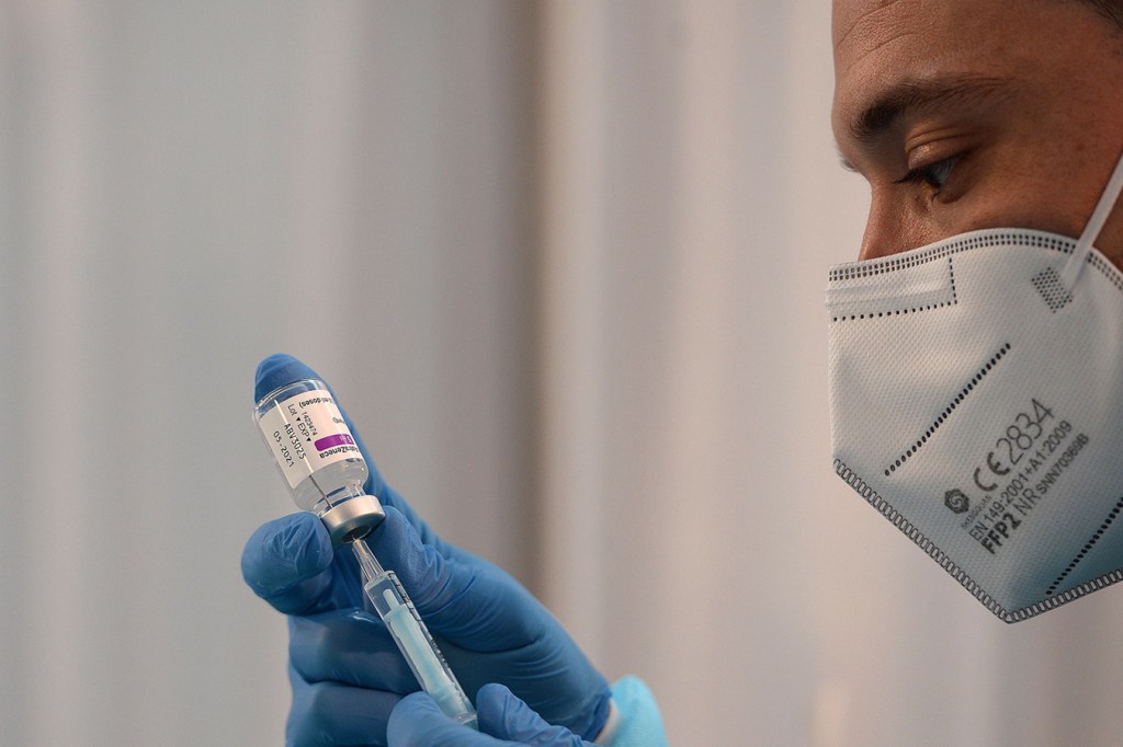A health worker prepares a dose of AstraZeneca’s covid-19 vaccine