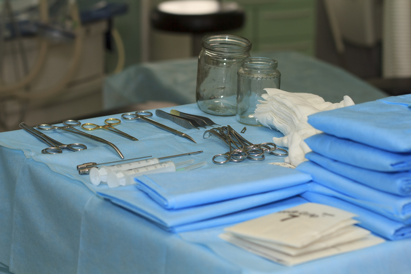Стерильность стерильного стола. Малый операционный стол накрытие. Накрытие стерильного операционного стола. Накрывание стерильного инструментального стола в перевязочной. Накрытие стерильного инструментального стола.
