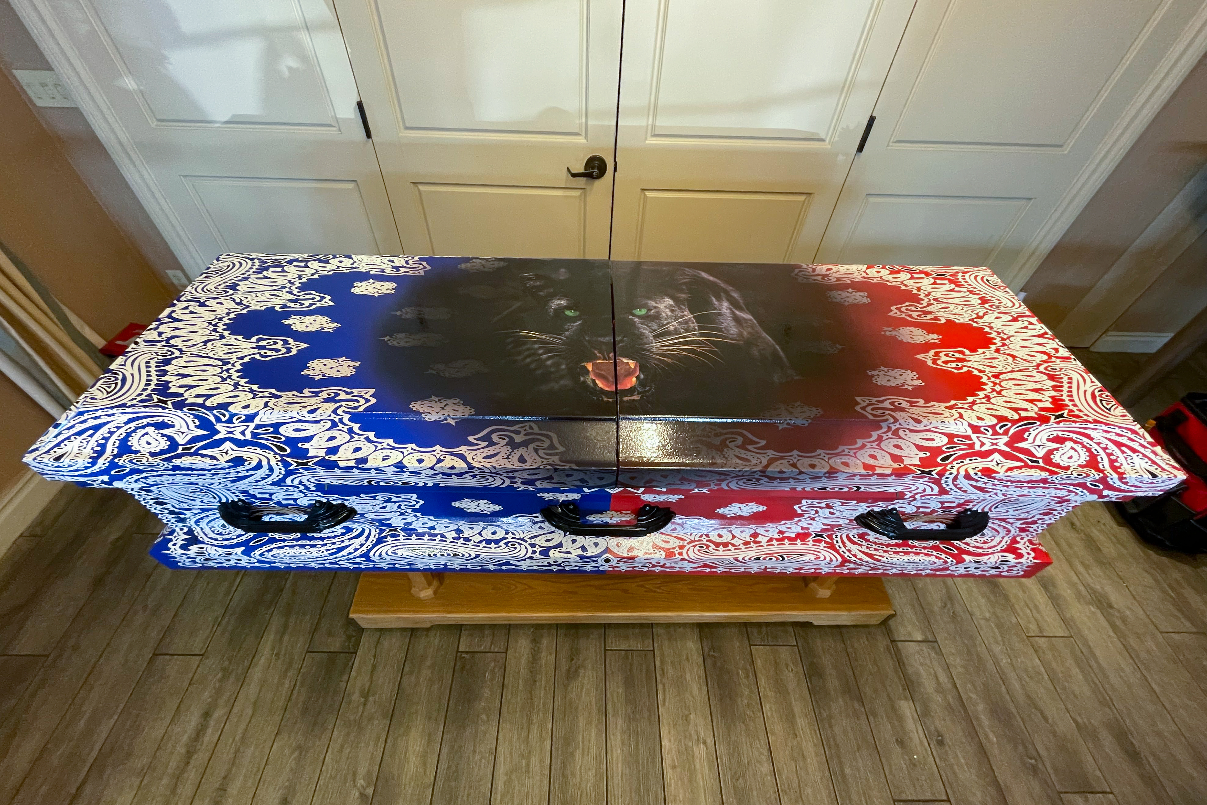 Jermaine Carter's casket was designed by Victoria Lanier to include an image of a black panther surrounded by the design of a blue bandana on its left side and a red bandana on the right.