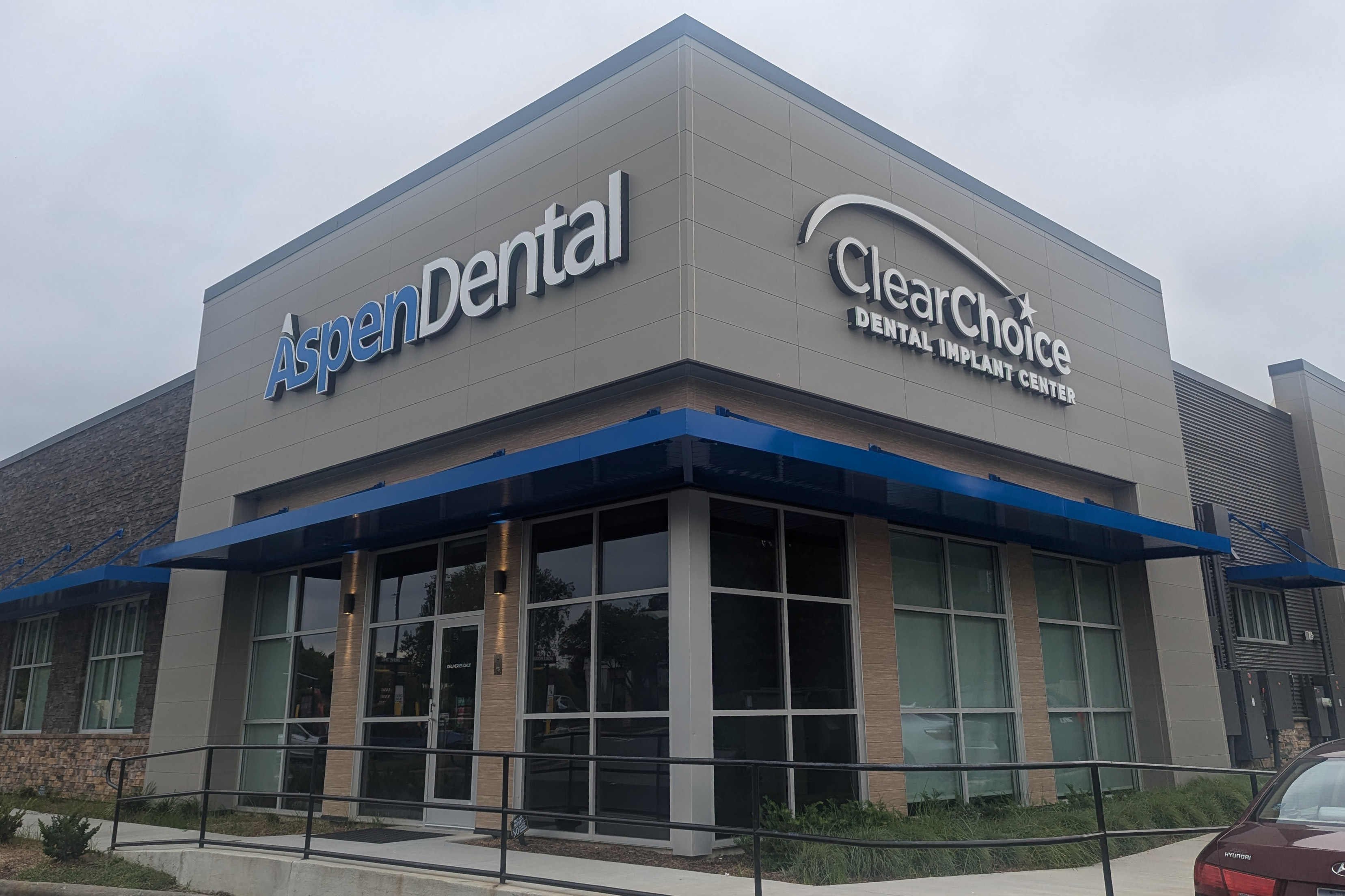 A photo of the exterior of an Aspen Dental-ClearChoice clinic.