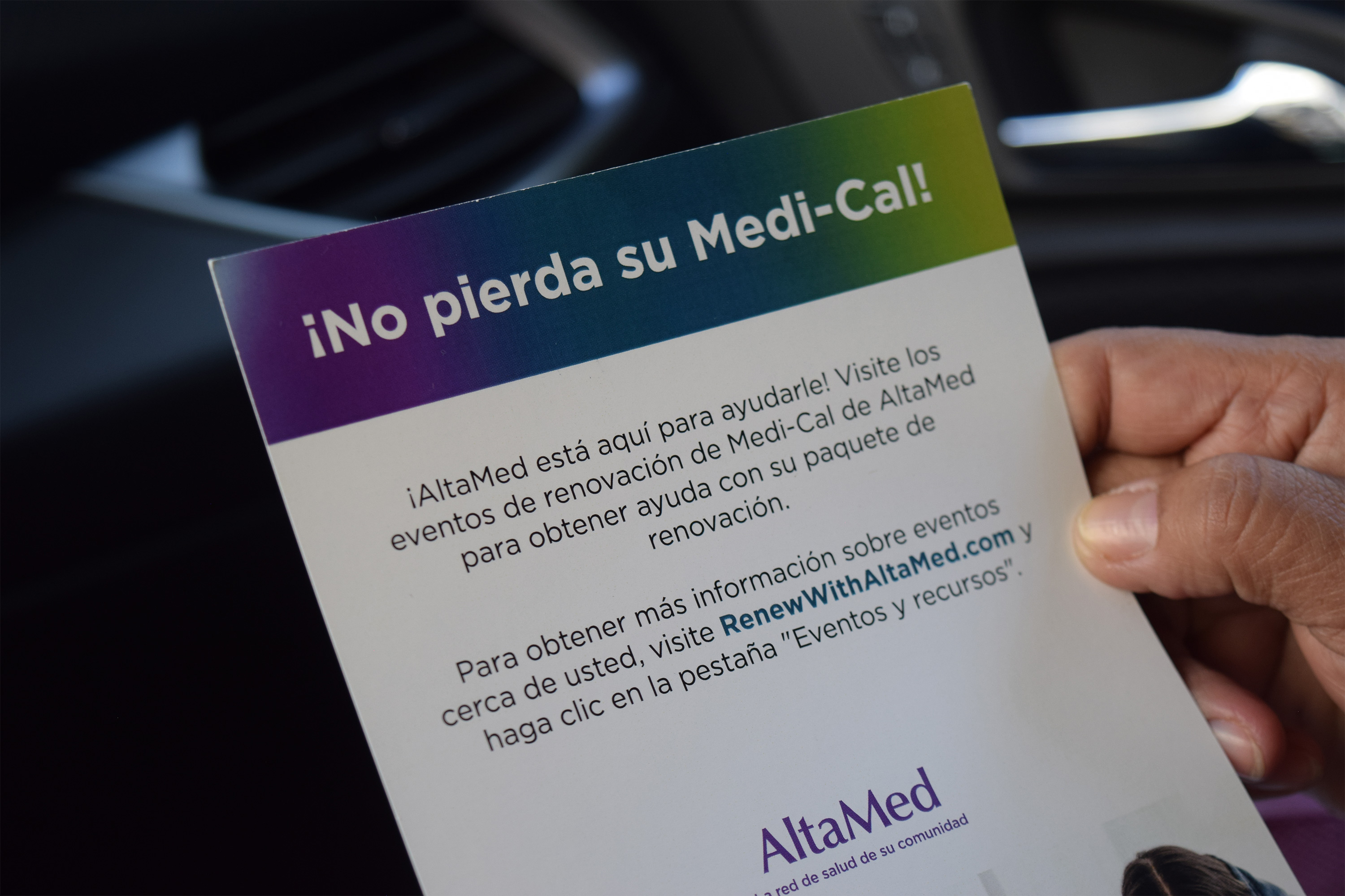 A photo of a pamphlet that reads, "¡No pierda su Medi-Cal!"