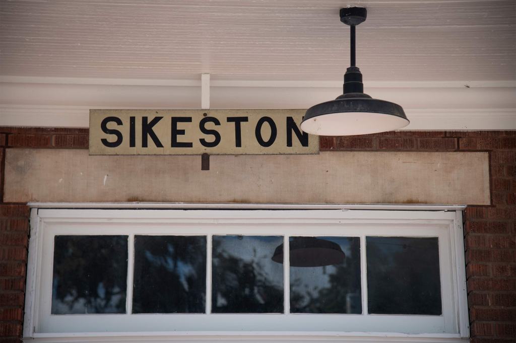 A photo of a sign in downtown Sikeston, Missouri.